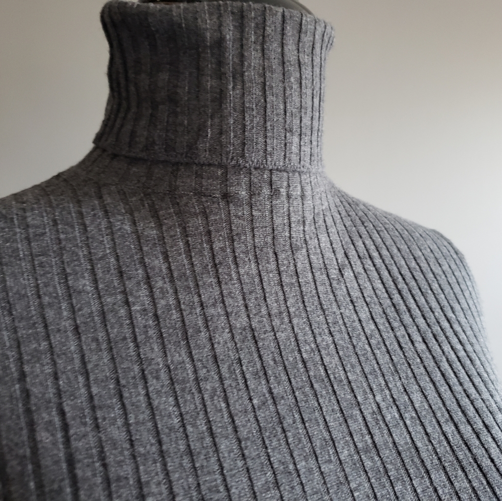 ~VINCE Turtleneck Sweater ~ - Picture 2 of 6